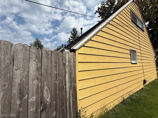 2230 Larchdale Drive, Cuyahoga Falls, OH 44221