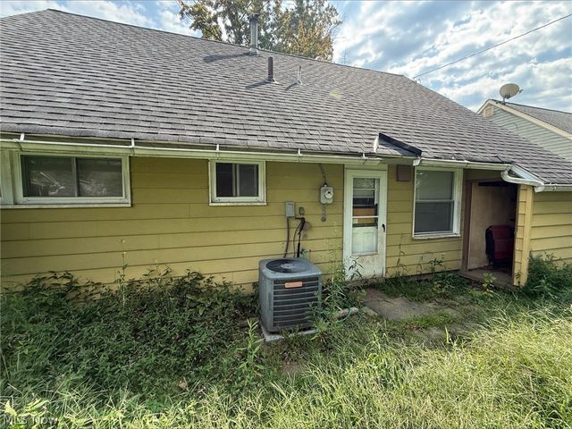 2230 Larchdale Drive, Cuyahoga Falls, OH 44221
