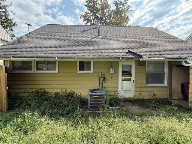 2230 Larchdale Drive, Cuyahoga Falls, OH 44221