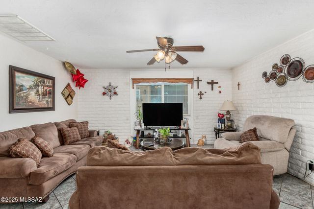 453 E Calle Socorro, Nogales, AZ 85621