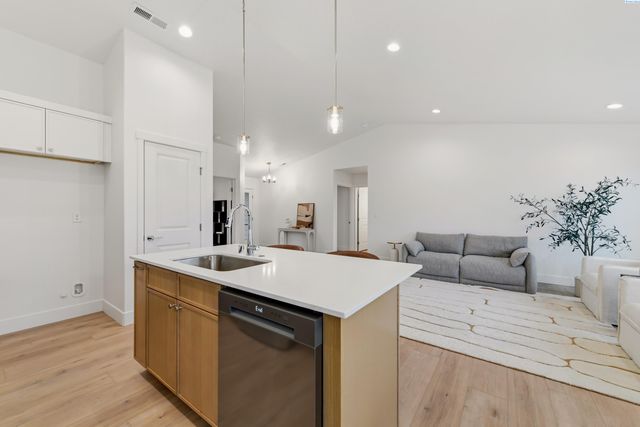 6802 Bluegill Ln, Pasco, WA 99301