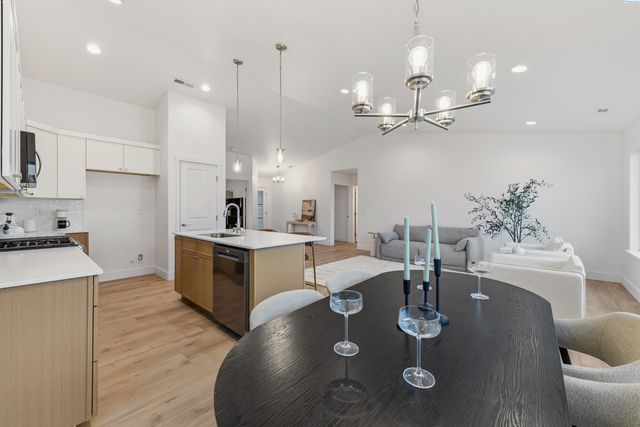 6802 Bluegill Ln, Pasco, WA 99301