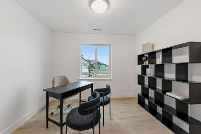 6802 Bluegill Ln, Pasco, WA 99301