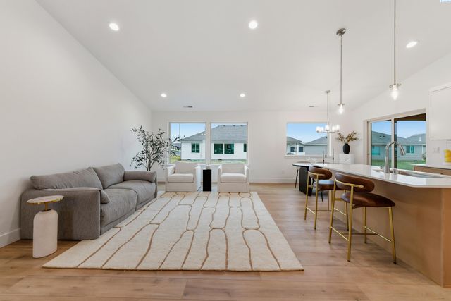 6802 Bluegill Ln, Pasco, WA 99301