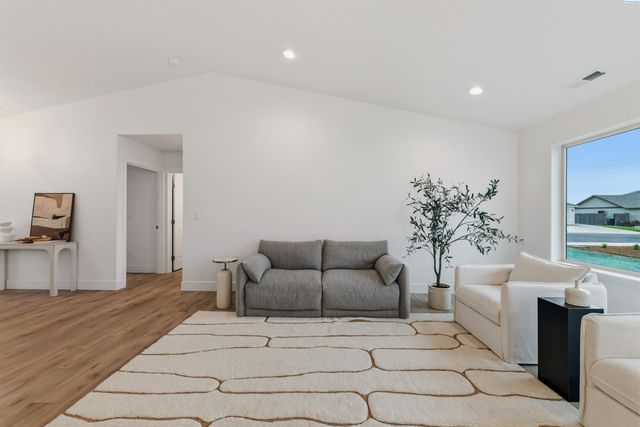 6802 Bluegill Ln, Pasco, WA 99301