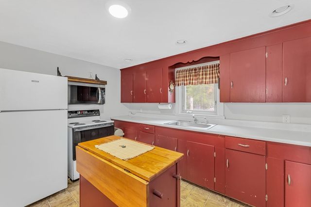 31 Delprete Ave, Rockland, MA 02370