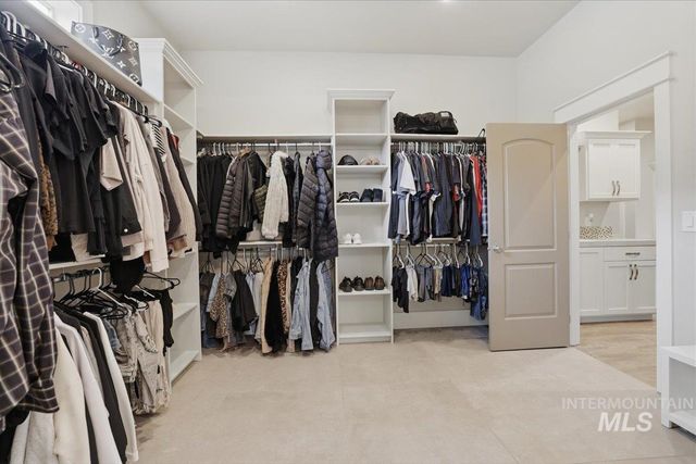 6590 N Fairborn Ave, Meridian, ID 83646