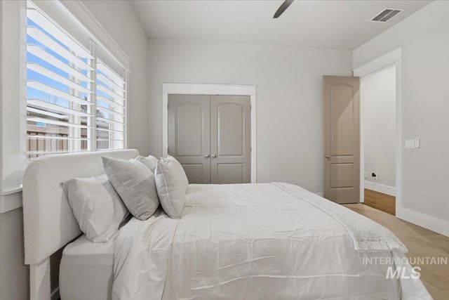 6590 N Fairborn Ave, Meridian, ID 83646