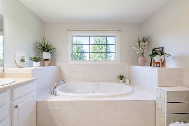 5627 Marthas Vineyard, Clarence, NY 14032