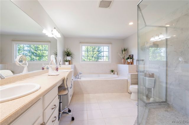 5627 Marthas Vineyard, Clarence, NY 14032