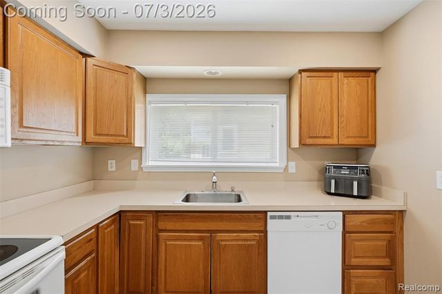 27085 Dartmouth Street, Madison Heights, MI 48071