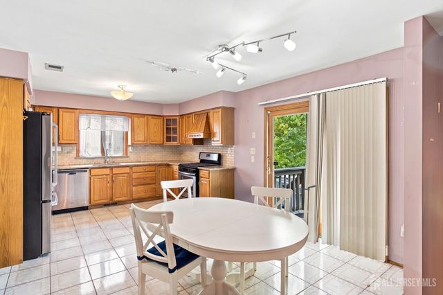 126 N Hill Road, Colonia, NJ 07067