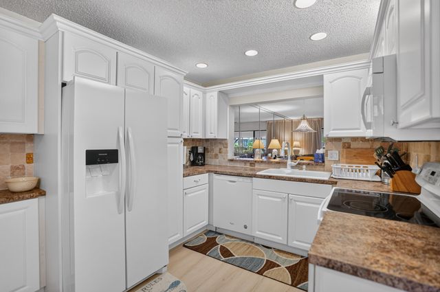 65 PELICAN POINTE Drive 2030, Delray Beach, FL 33483