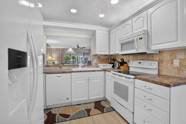 65 PELICAN POINTE Drive 2030, Delray Beach, FL 33483