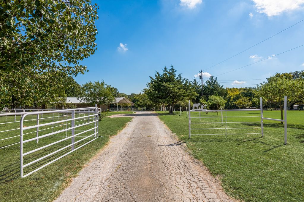 3092 N Trinity Street, Decatur, TX 76234