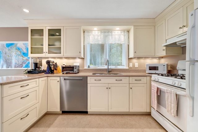 8 Pilgrim Drive A, Westford, MA 01886
