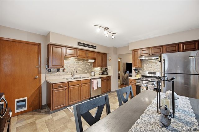 18 Stratford Place, Cheektowaga, NY 14225