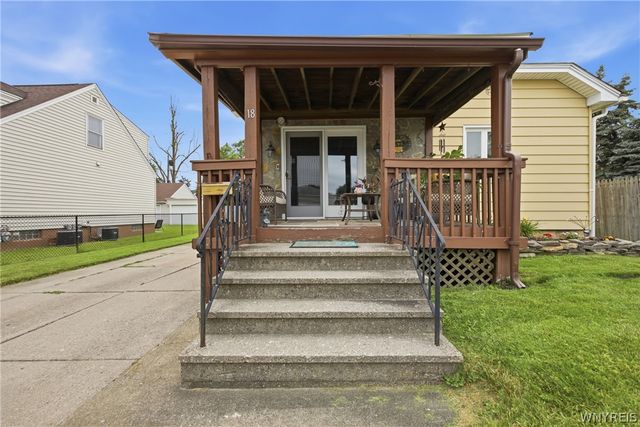 18 Stratford Place, Cheektowaga, NY 14225