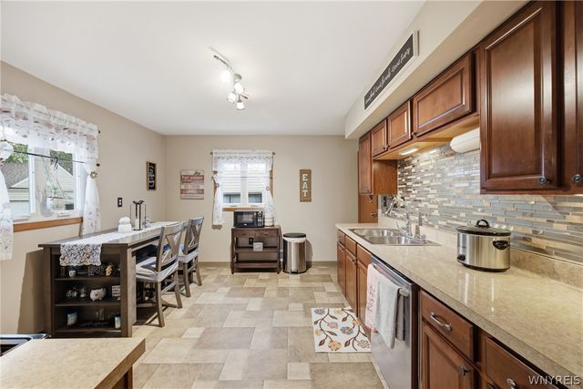 18 Stratford Place, Cheektowaga, NY 14225
