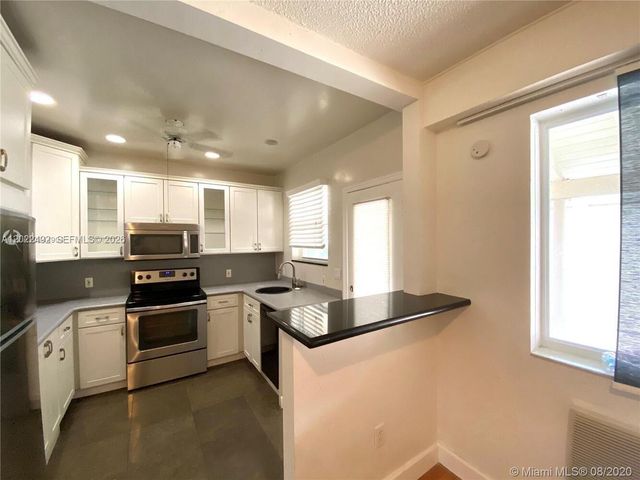 30 Park Dr 16, Bal Harbour, FL 33154