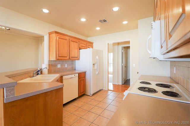 11003 E 95th Place North, Owasso, OK 74055