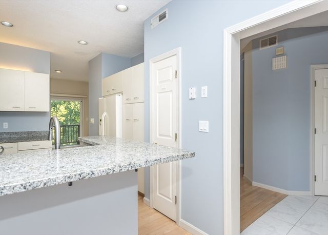 285 Bishops Forest Dr 285, Waltham, MA 02452