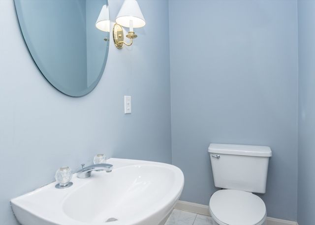 285 Bishops Forest Dr 285, Waltham, MA 02452