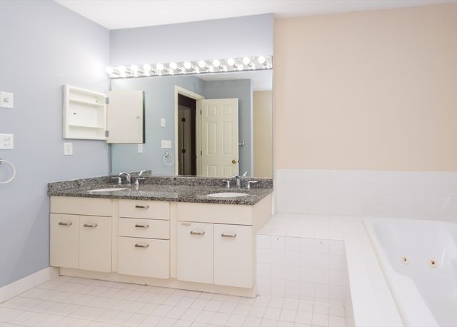 285 Bishops Forest Dr 285, Waltham, MA 02452