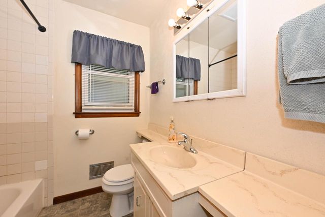 7722 W Kathryn AVENUE, Milwaukee, WI 53218