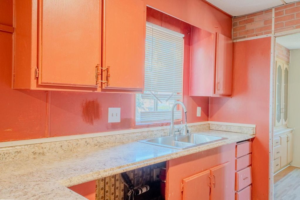 Image 11 of property listing at 108 W Merced Street, Avenal, CA 93204