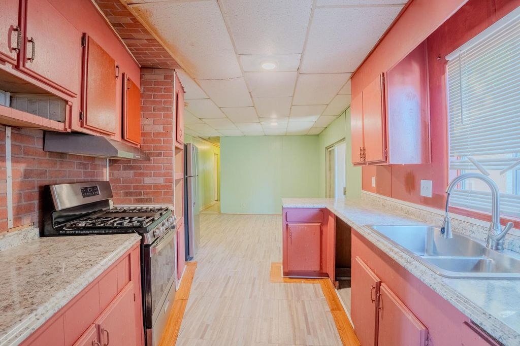 Image 7 of property listing at 108 W Merced Street, Avenal, CA 93204