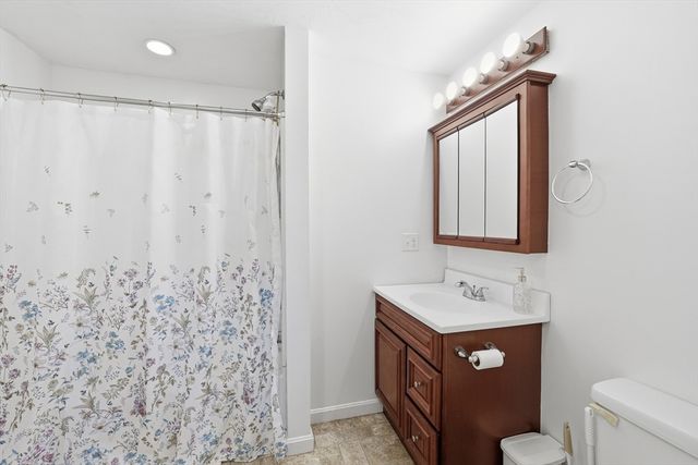 5 Swan Ave B, Worcester, MA 01602