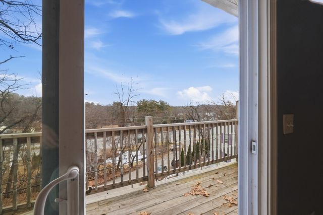 5 Swan Ave B, Worcester, MA 01602