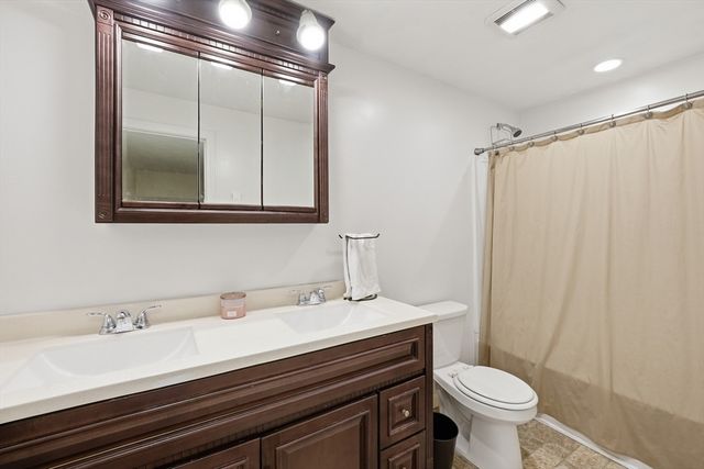 5 Swan Ave B, Worcester, MA 01602