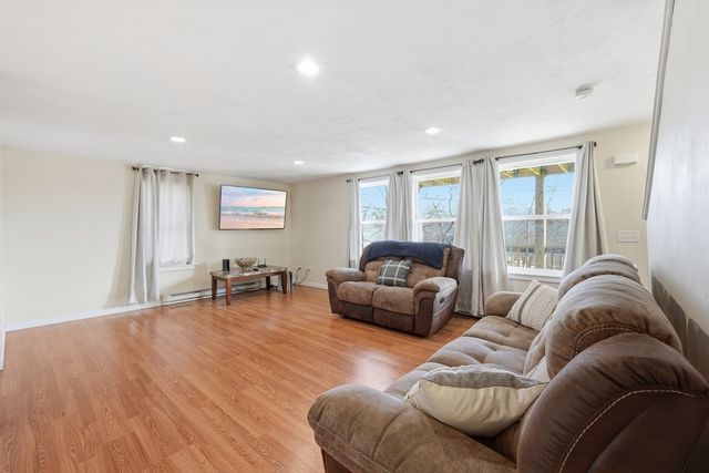 5 Swan Ave B, Worcester, MA 01602