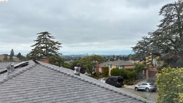 135 Alta Rd, Oakland, CA 94618