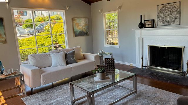 135 Alta Rd, Oakland, CA 94618