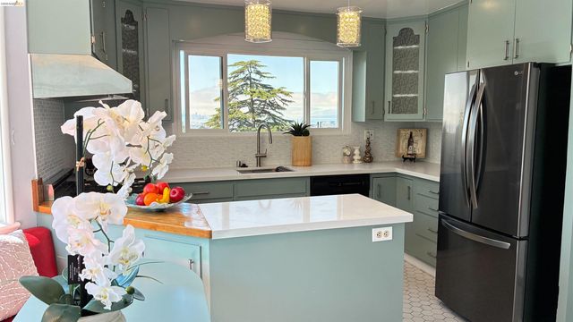 135 Alta Rd, Oakland, CA 94618