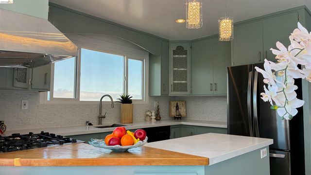 135 Alta Rd, Oakland, CA 94618