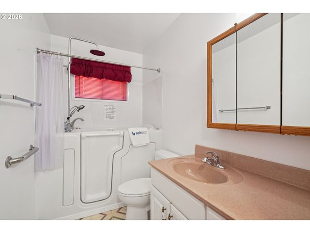 5737 Se CARLTON St, Portland, OR 97206