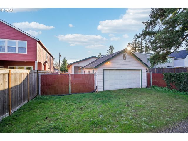 5737 Se CARLTON St, Portland, OR 97206