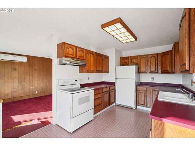 5737 Se CARLTON St, Portland, OR 97206