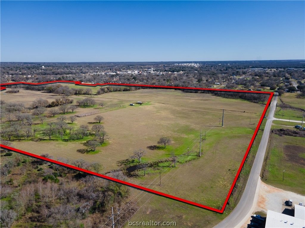 000 Vaughn Lane N, Hearne, TX 77859 — exterior