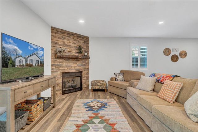 1034 Joffrey DR, Huddleston, VA 24104