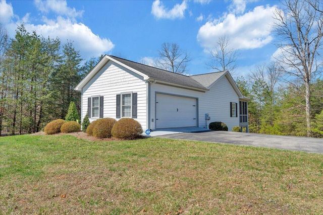 1034 Joffrey DR, Huddleston, VA 24104