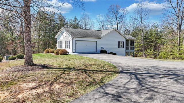 1034 Joffrey DR, Huddleston, VA 24104