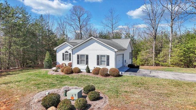 1034 Joffrey DR, Huddleston, VA 24104