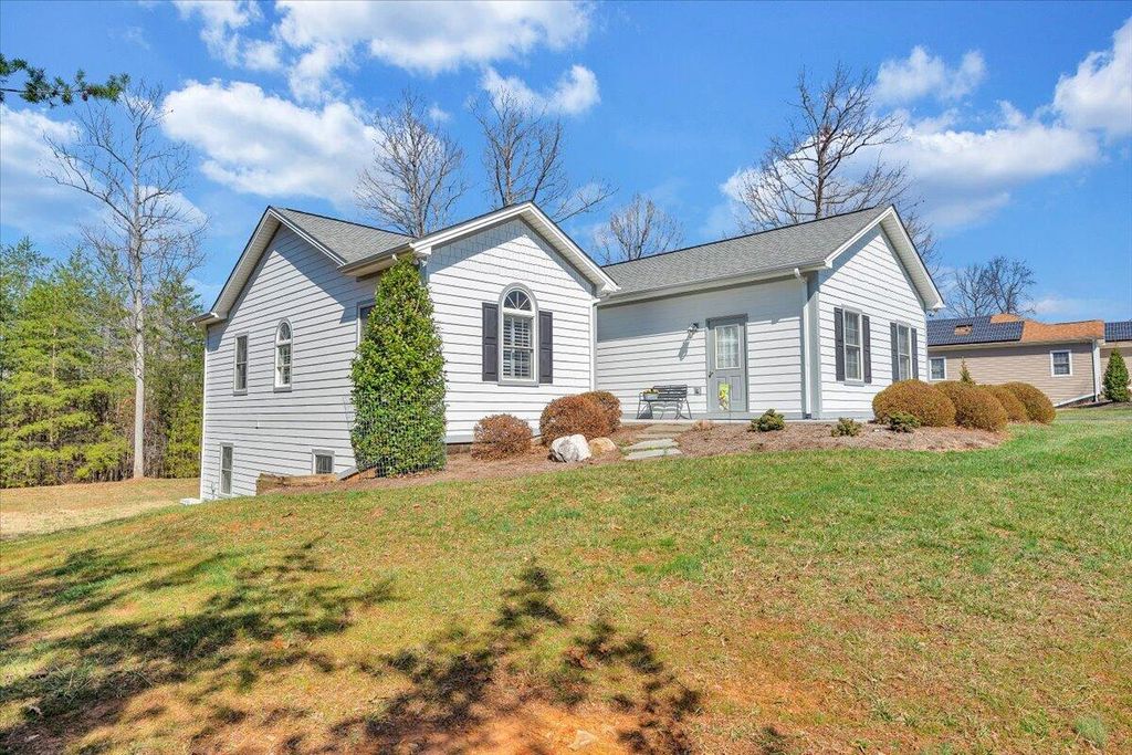 1034 Joffrey DR, Huddleston, VA 24104