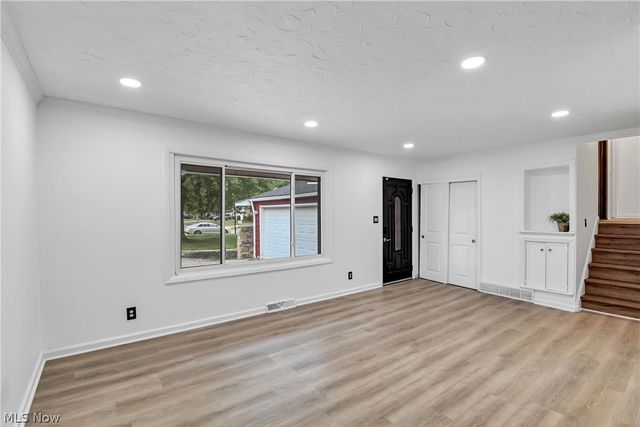 3637 Hunter Drive, North Olmsted, OH 44070