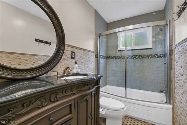 3637 Hunter Drive, North Olmsted, OH 44070